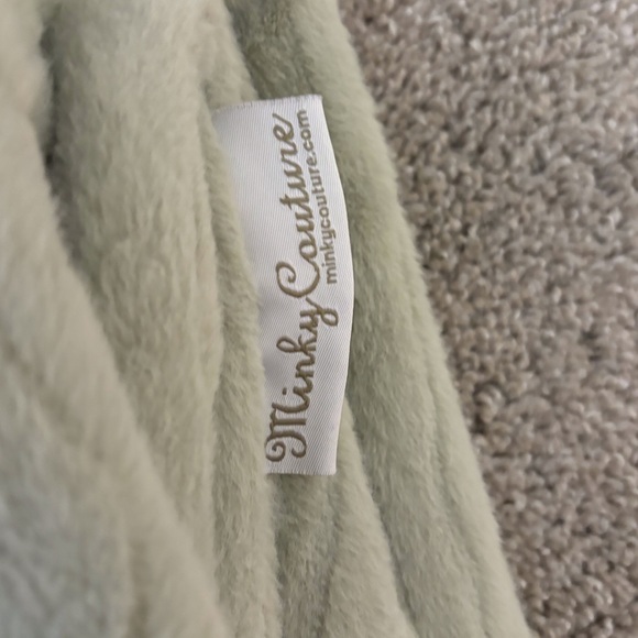 Travel size Minky Couture Lush blanket - Picture 3 of 4